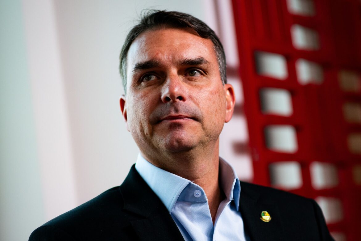 flavio-bolsonaro-parabeniza-carlos-pelo-aniversario:-missao.-video