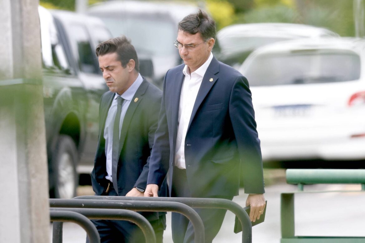 o-insensato-mundo-dos-bolsonaros