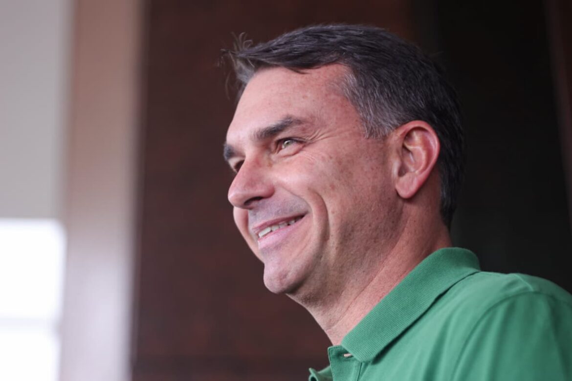 desistencia-de-flavio-bolsonaro-e-mais-um-factoide-para-chamar-atencao