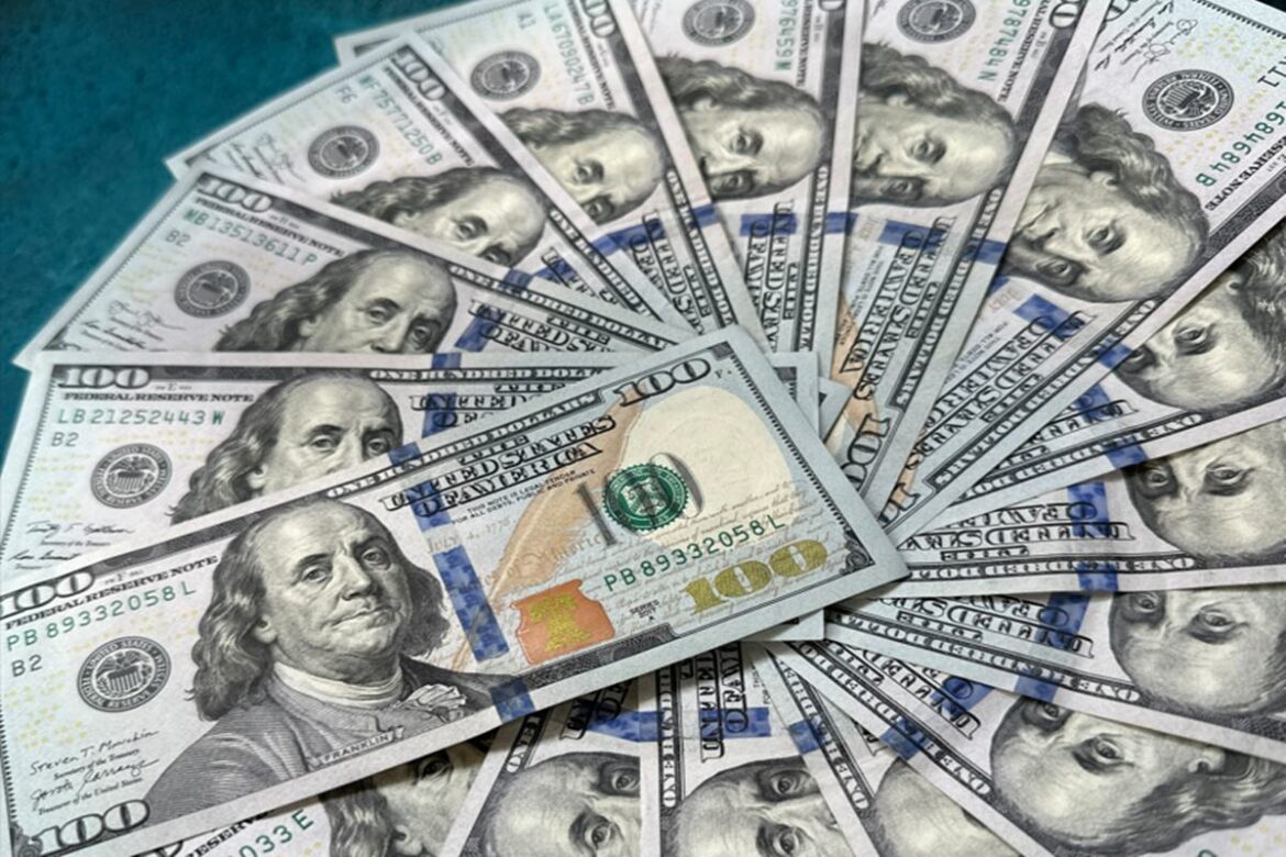 dolar-cai-com-mercado-apostando-em-flavio-bolsonaro-fora-do-planalto