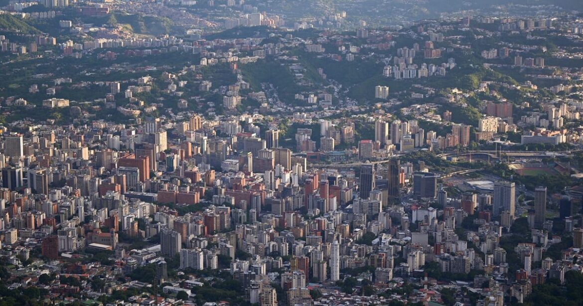trump-cogita-operacoes-antidrogas-no-mexico-e-na-colombia-em-meio-a-tensao-com-venezuela,-diz-site