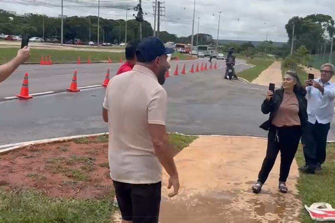 grupo-anti-bolsonaro-estoura-espumante-em-frente-a-pf-e-causa-confusao
