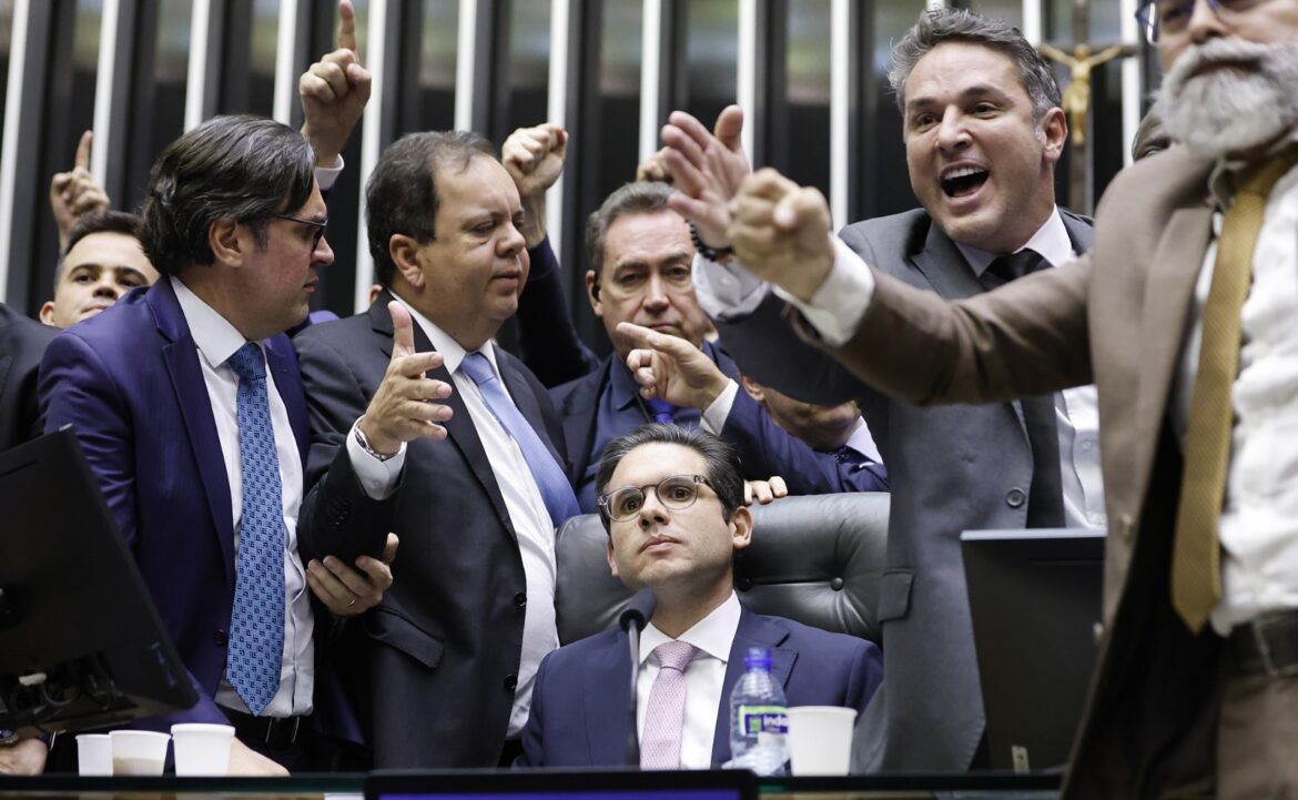camara-vota-hoje-projeto-que-pode-reduzir-pena-de-bolsonaro;-entenda