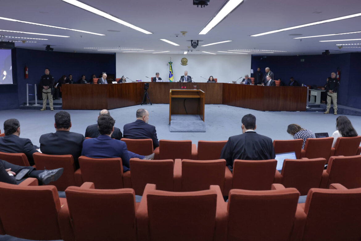 defesa-de-filipe-martins-diz-que-cid-e-culpado-e-controlou-narrativa-da-pgr-na-trama-golpista
