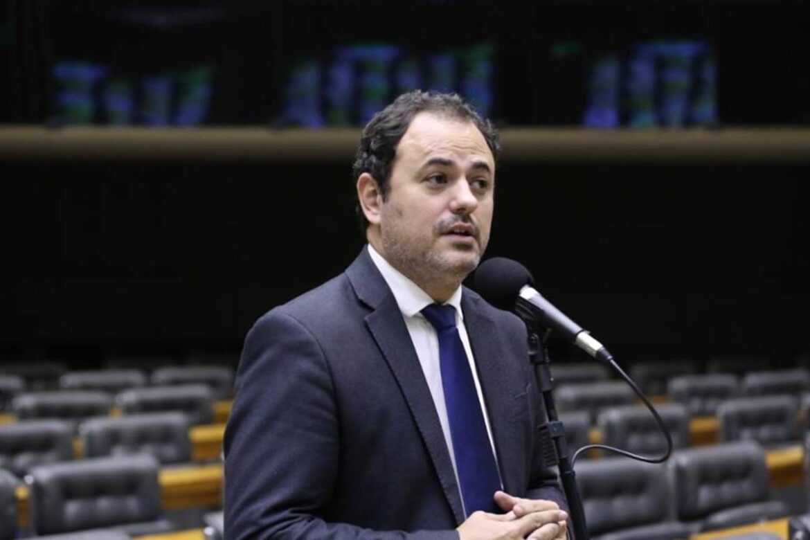 glauber-braga-se-recusa-a-sair-da-mesa-diretora-e-resiste-a-cassacao