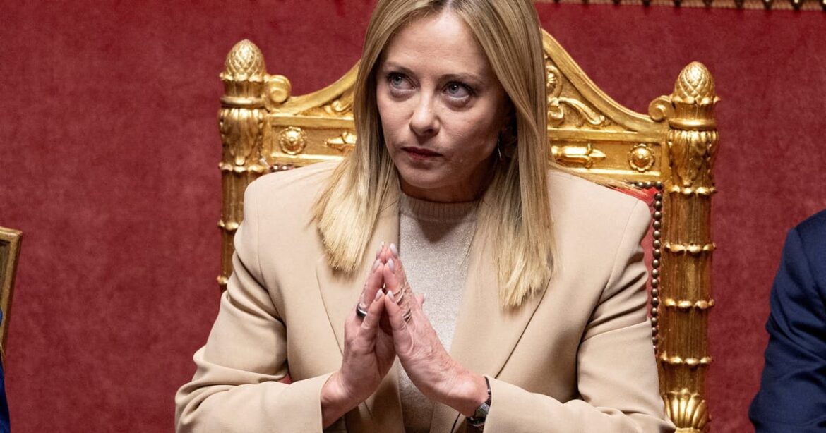 milhares-cruzam-os-bracos-e-marcham-na-italia-contra-orcamento-de-meloni