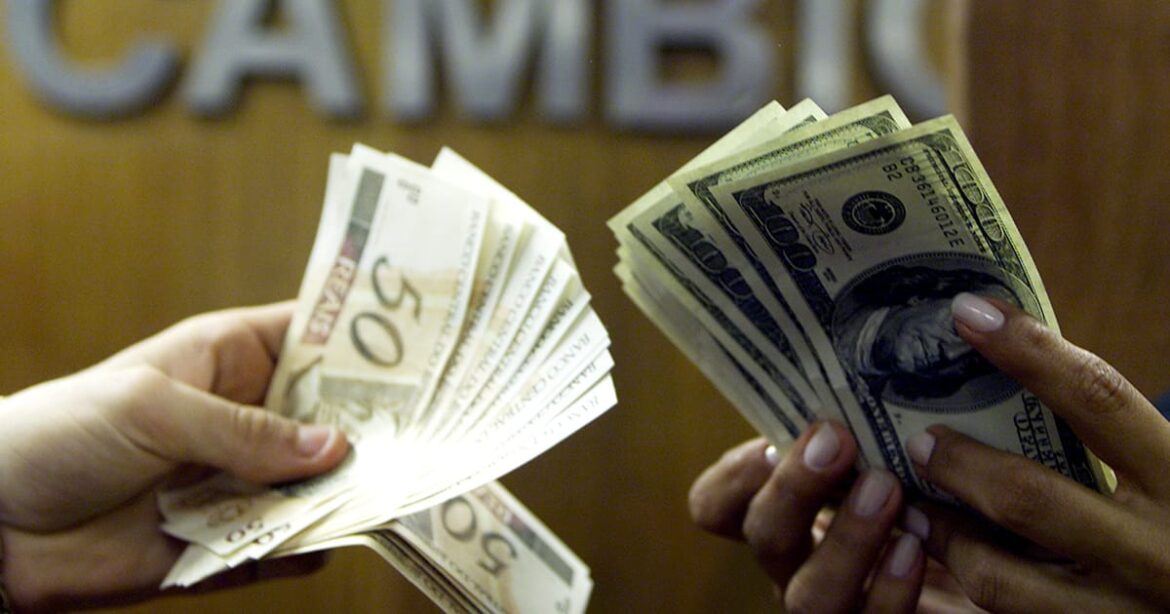 dolar-oscila-em-margens-estreitas,-pouco-abaixo-dos-r$5,40