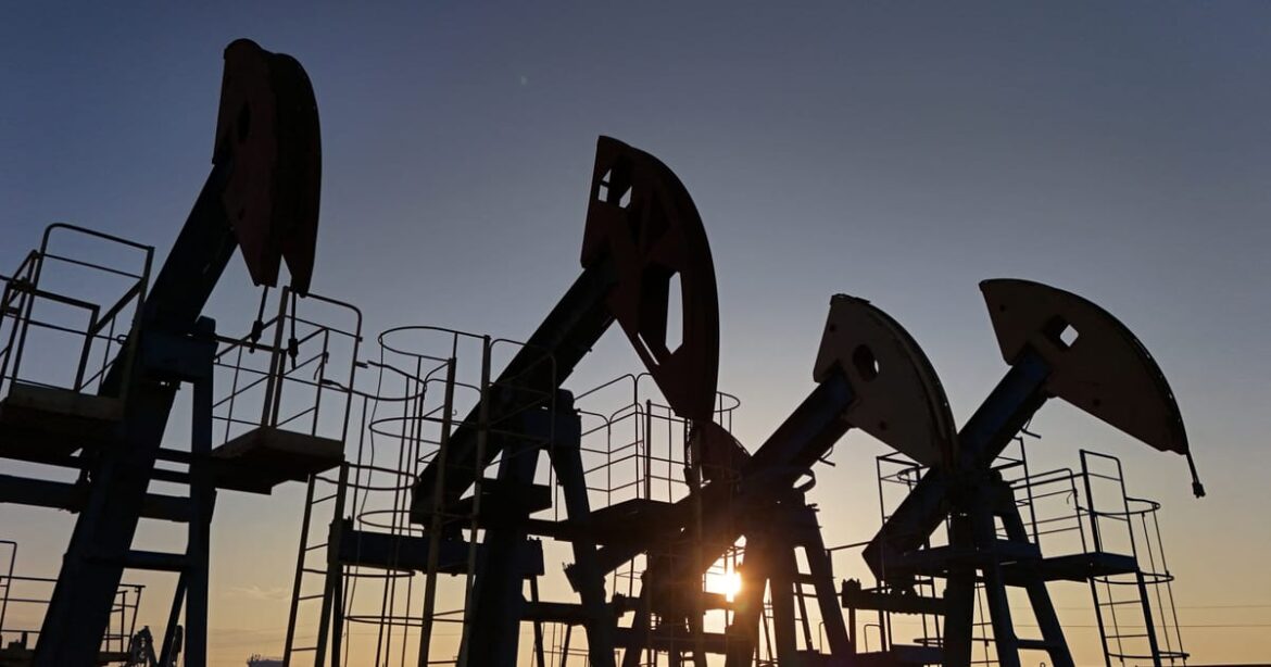 petroleo-recua-com-foco-em-negociacoes-de-paz-na-ucrania