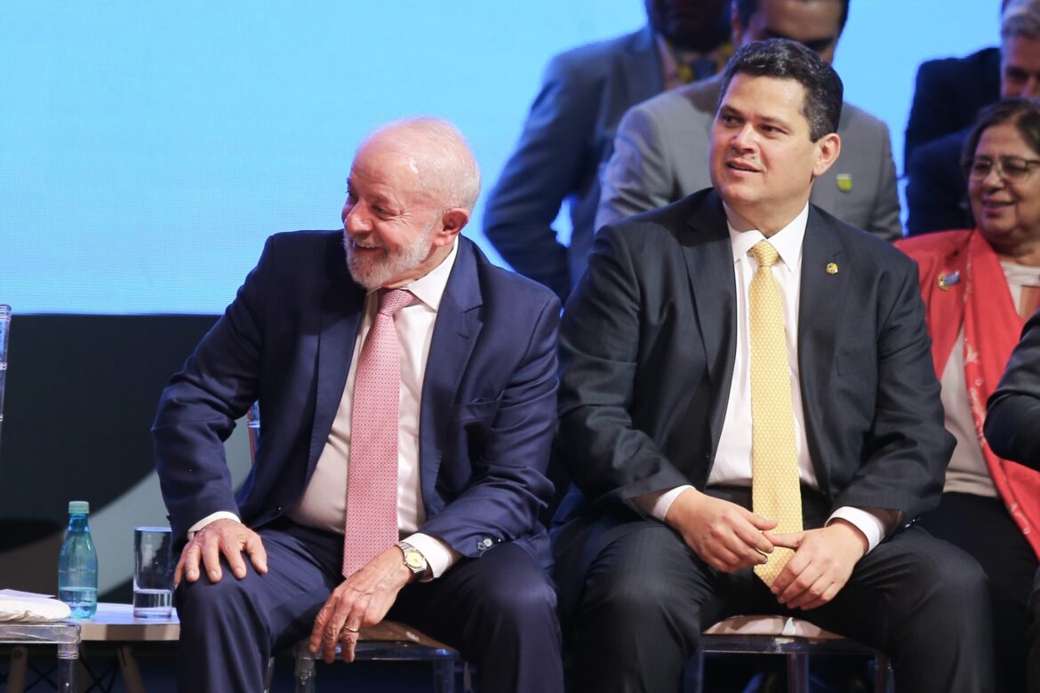 pressa-de-alcolumbre-em-votar-dosimetria-abre-novo-embate-com-lula