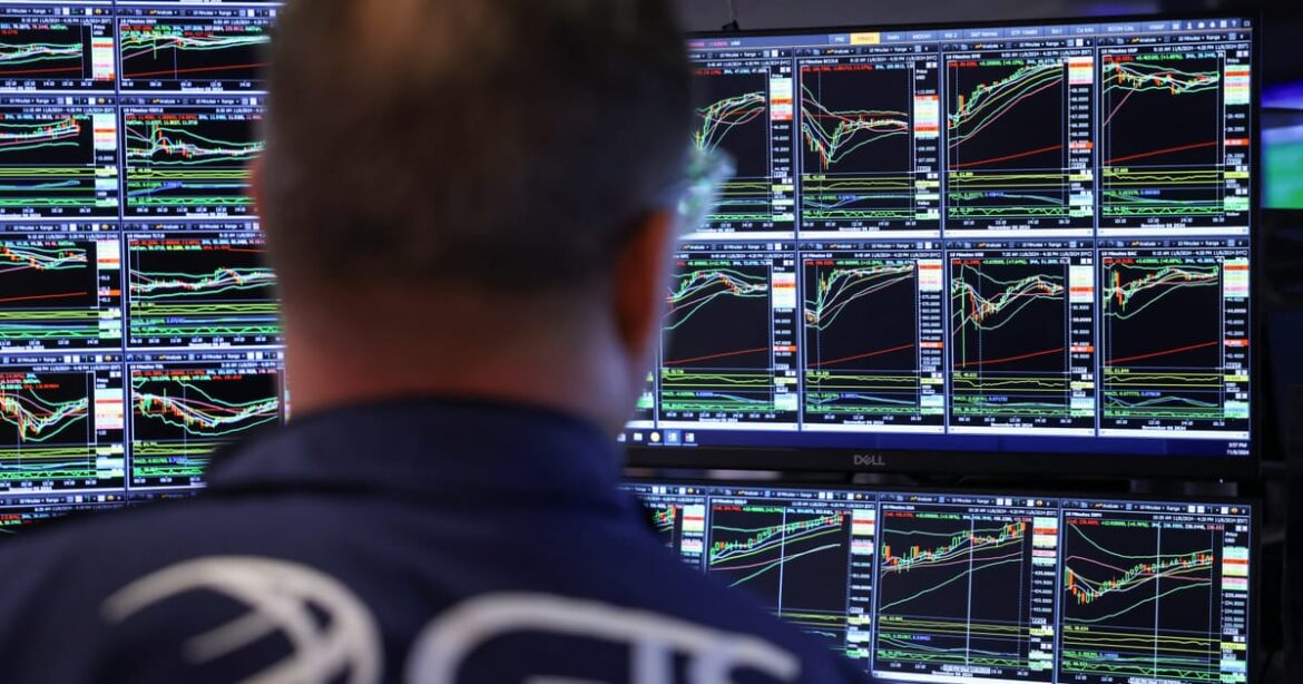 wall-street-abre-com-pouca-variacao-com-politica-monetaria-no-radar,-oracle-cai