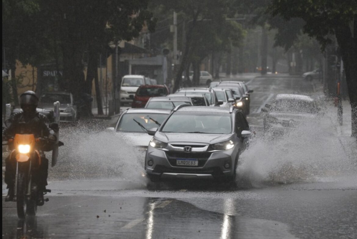 claudio-castro-aciona-alerta-maximo-apos-fortes-chuvas-no-rj