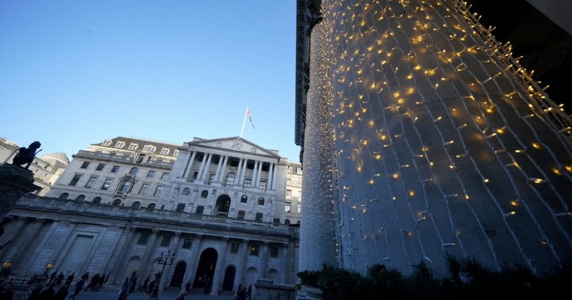 banco-da-inglaterra-reduz-juros-apos-votacao-apertada,-mas-sinaliza-cautela-sobre-novos-cortes