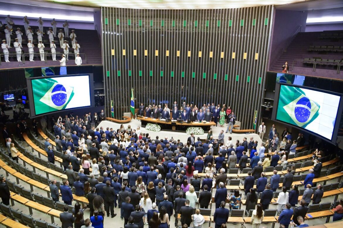 orcamento:-congresso-reserva-r$-61-bi-para-emendas,-mas-faz-cortes-em-programas-sociais