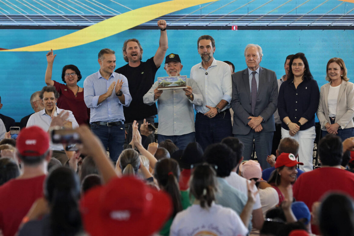 lula-interrompe-discurso-apos-falha-em-sistema-de-som-em-evento-em-foz-do-iguacu