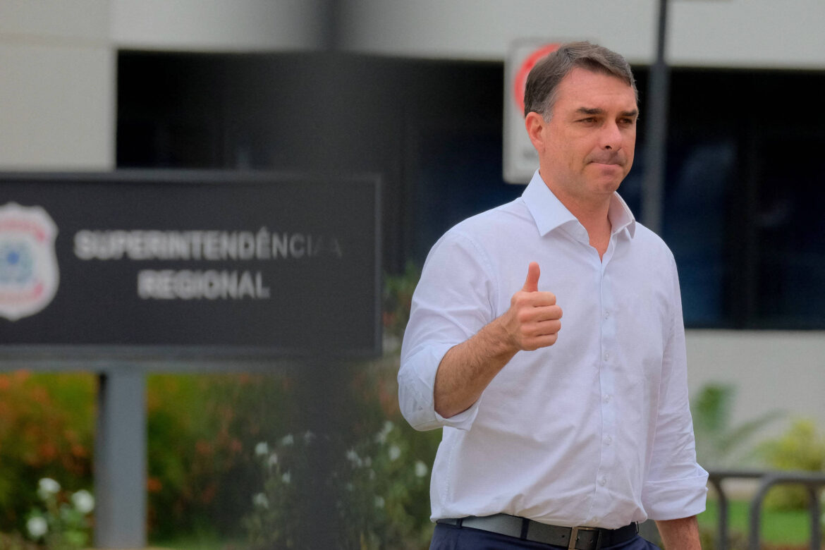 flavio-bolsonaro-promete-anunciar-ministros-durante-a-campanha,-para-acalmar-o-mercado