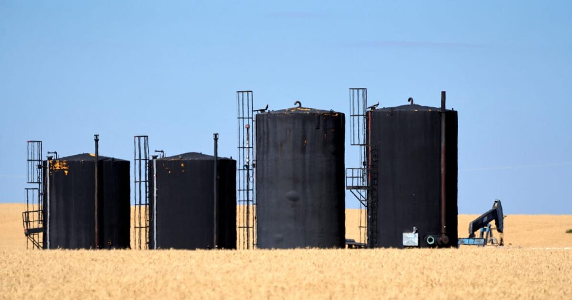 petroleo-sobe-levemente-enquanto-mercado-avalia-riscos-crescentes-de-oferta
