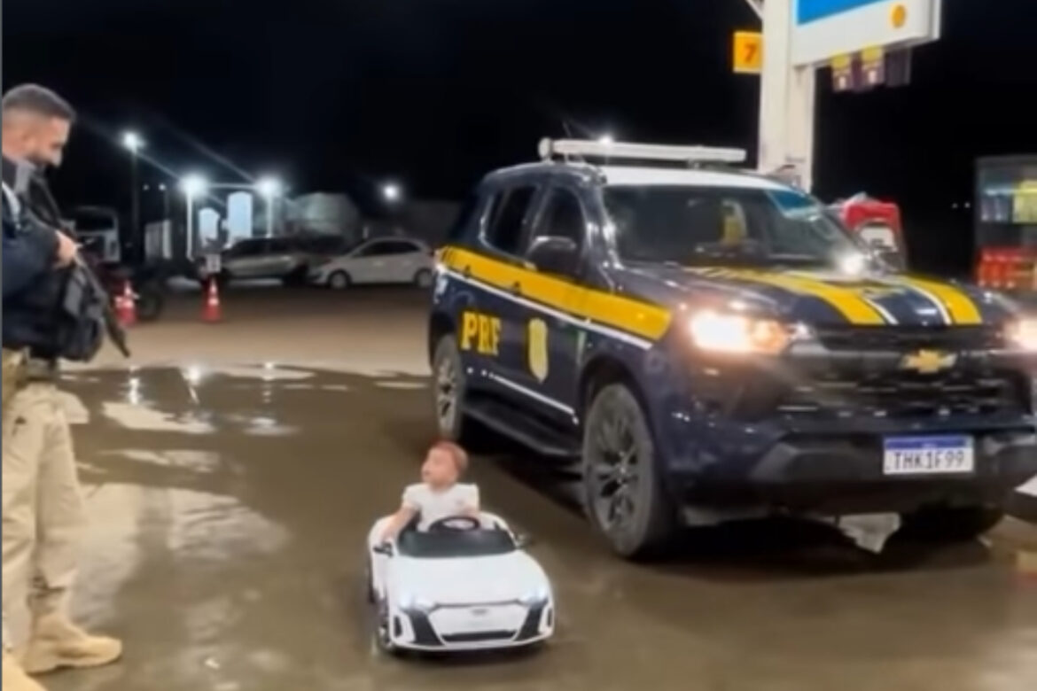 se-bebe,-nao-dirija:-prf-aborda-crianca-dirigindo-carro-eletrico