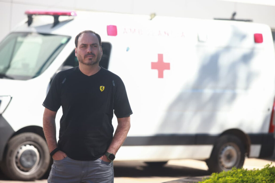 proibido-de-acompanhar-bolsonaro,-carlos-fica-na-porta-do-hospital