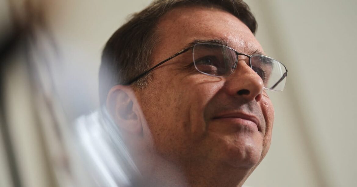 flavio-bolsonaro-defende-governo-enxuto-e-privatizacoes-para-modernizar-o-estado