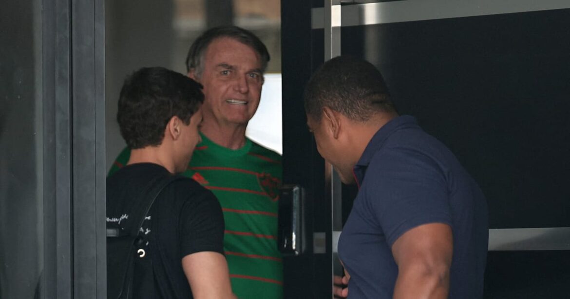 medicos-de-bolsonaro-vao-avaliar-‘procedimento-intervencionista’-para-solucos-apos-cirurgia