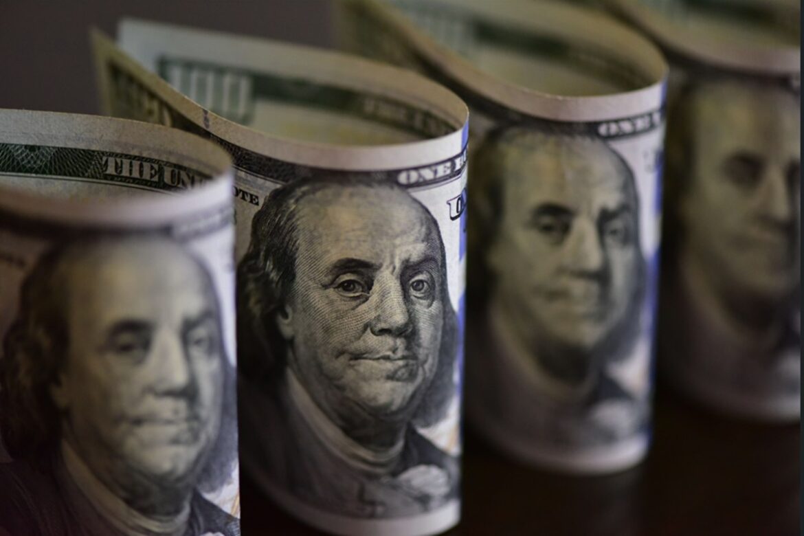 dolar-avanca-e-bolsa-cai-com-pesquisa-e-carta-de-bolsonaro-pro-flavio