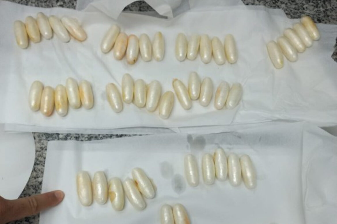 rio:-pf-prende-no-galeao-homem-com-80-capsulas-de-cocaina-no-estomago