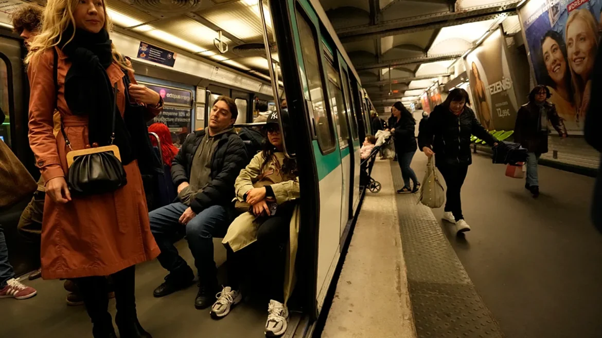 homem-e-detido-apos-atacar-tres-mulheres-com-faca-no-metro-de-paris
