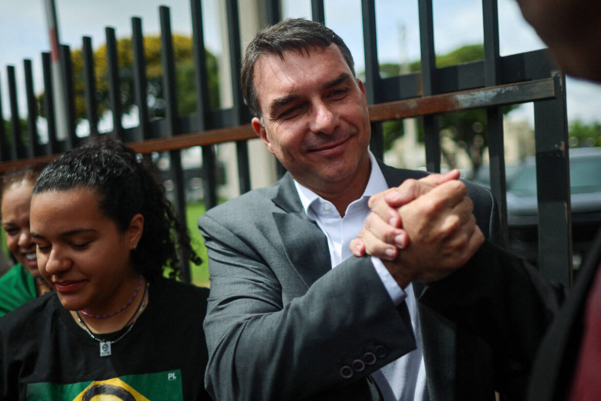 flavio-bolsonaro-busca-ex-ministros,-marcal-e-politicos-com-transito-no-mercado