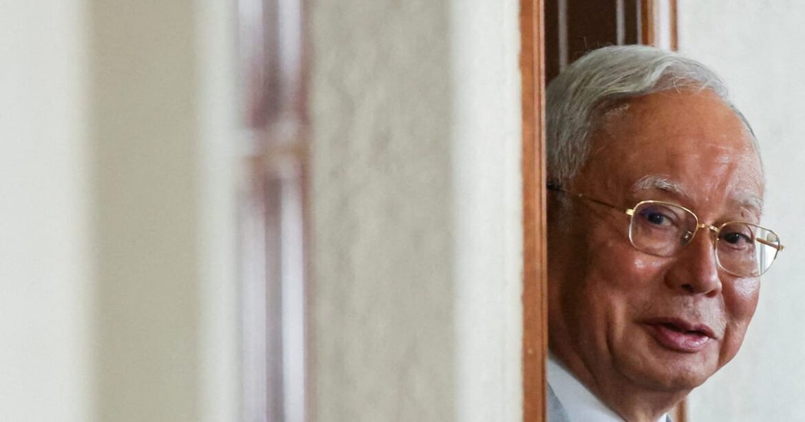 ex-premie-da-malasia-najib-razak-e-condenado-a-mais-15-anos-de-prisao