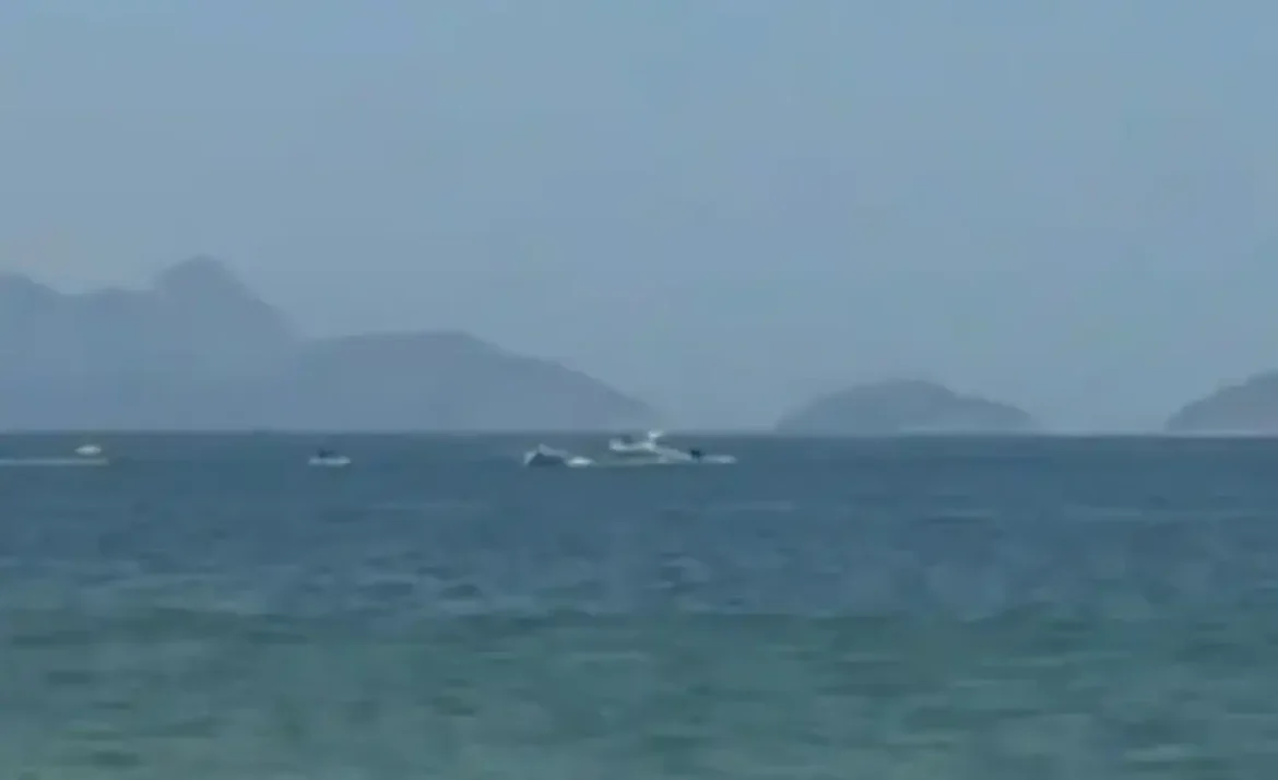 ultraleve-usado-em-publicidade-cai-no-mar-de-copacabana