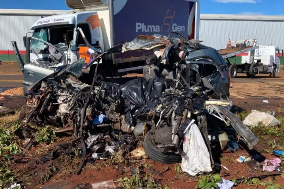 veja-como-ficou-carro-destruido-em-acidente-que-matou-familia-no-pr
