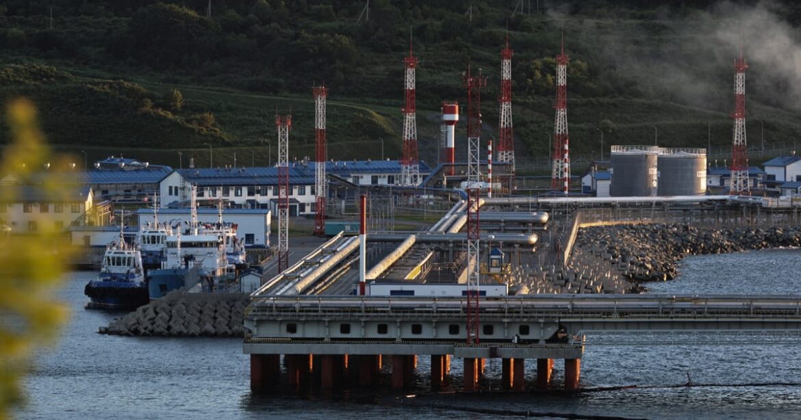 petroleo-opera-quase-estavel-com-esperancas-reduzidas-de-paz-para-russia-ucrania-e-tensoes-no-iemen