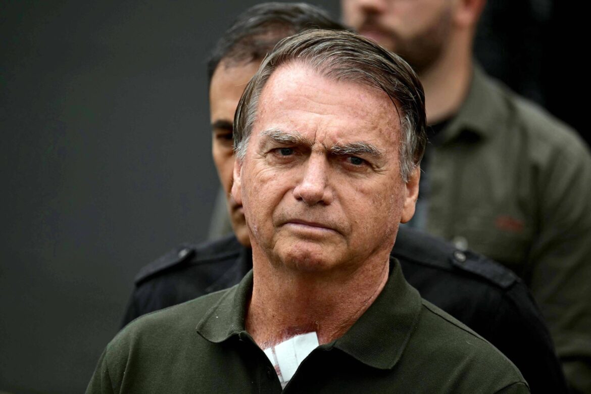 bolsonaro-volta-a-ter-solucos-um-dia-apos-cirurgia-e-faz-nova-intervencao,-diz-michelle