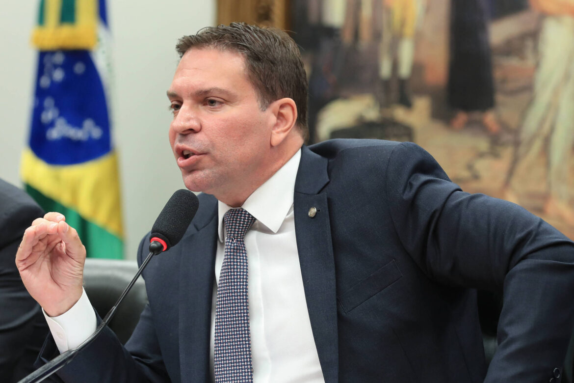 servidores-da-abin-questionam-demora-da-agencia-em-cobranca-de-r$-10-mil-a-ramagem