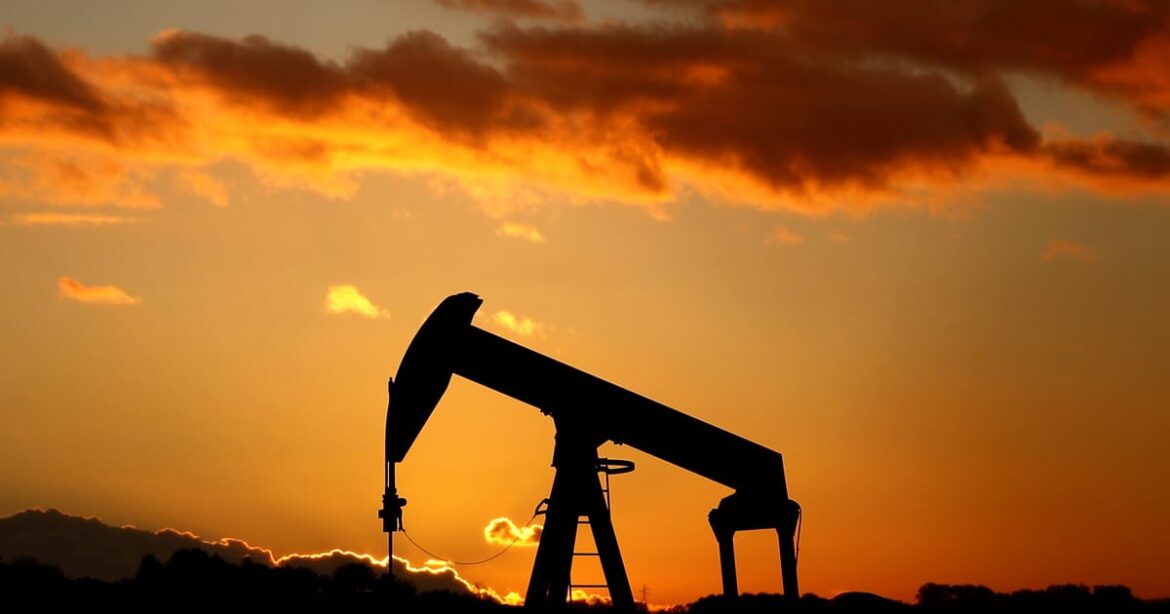 petroleo-caminha-para-maior-queda-anual-desde-2020