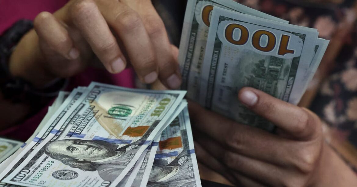 dolar-a-vista-fecha-sessao-em-queda-firme-e-acumula-recuo-de-mais-de-11%-no-ano