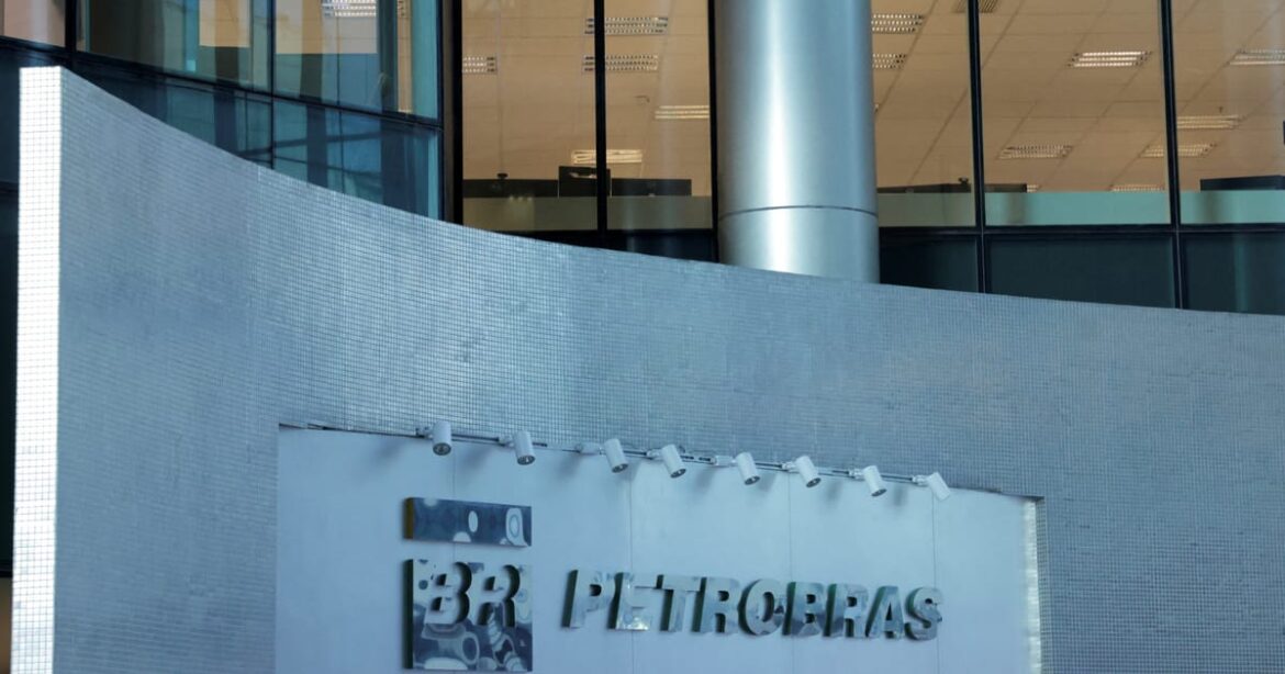funcionarios-da-petrobras-na-bacia-de-campos-aprovam-acordo-e-suspendem-greve