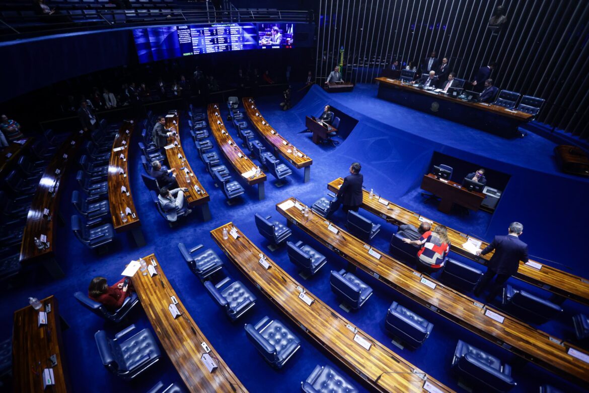 vale-champanhe:-senado-paga-extra-de-ate-r$-300-mil-por-servidor