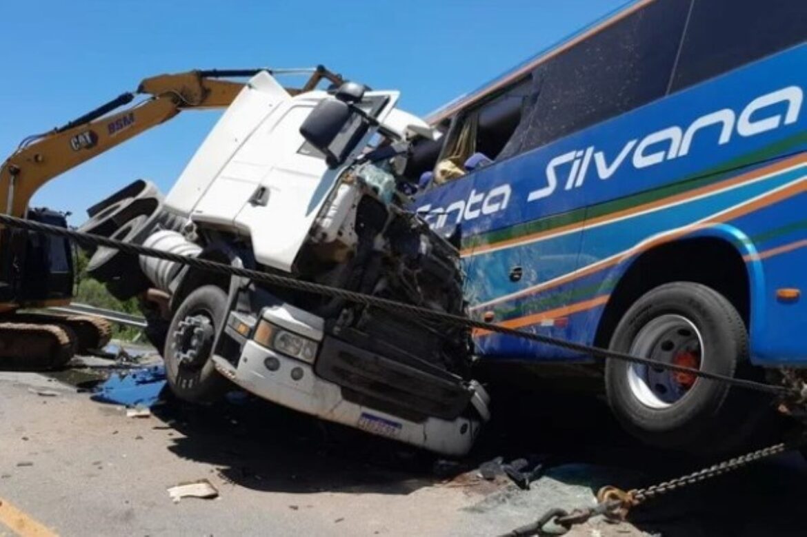 colisao-entre-onibus-e-carreta-deixa-quatro-mortos-na-br-116