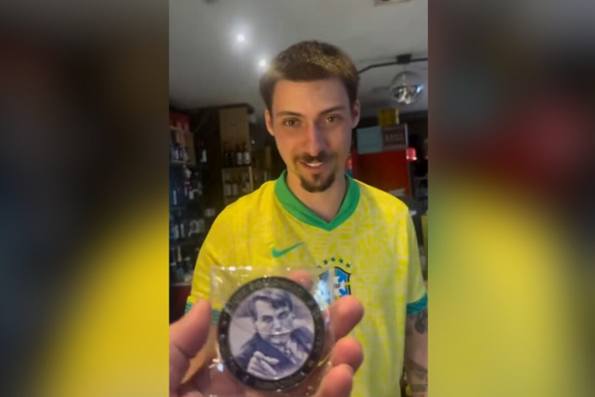 jair-renan-entrega-medalha-bolsonarista-de-imbrochavel-a-comerciante