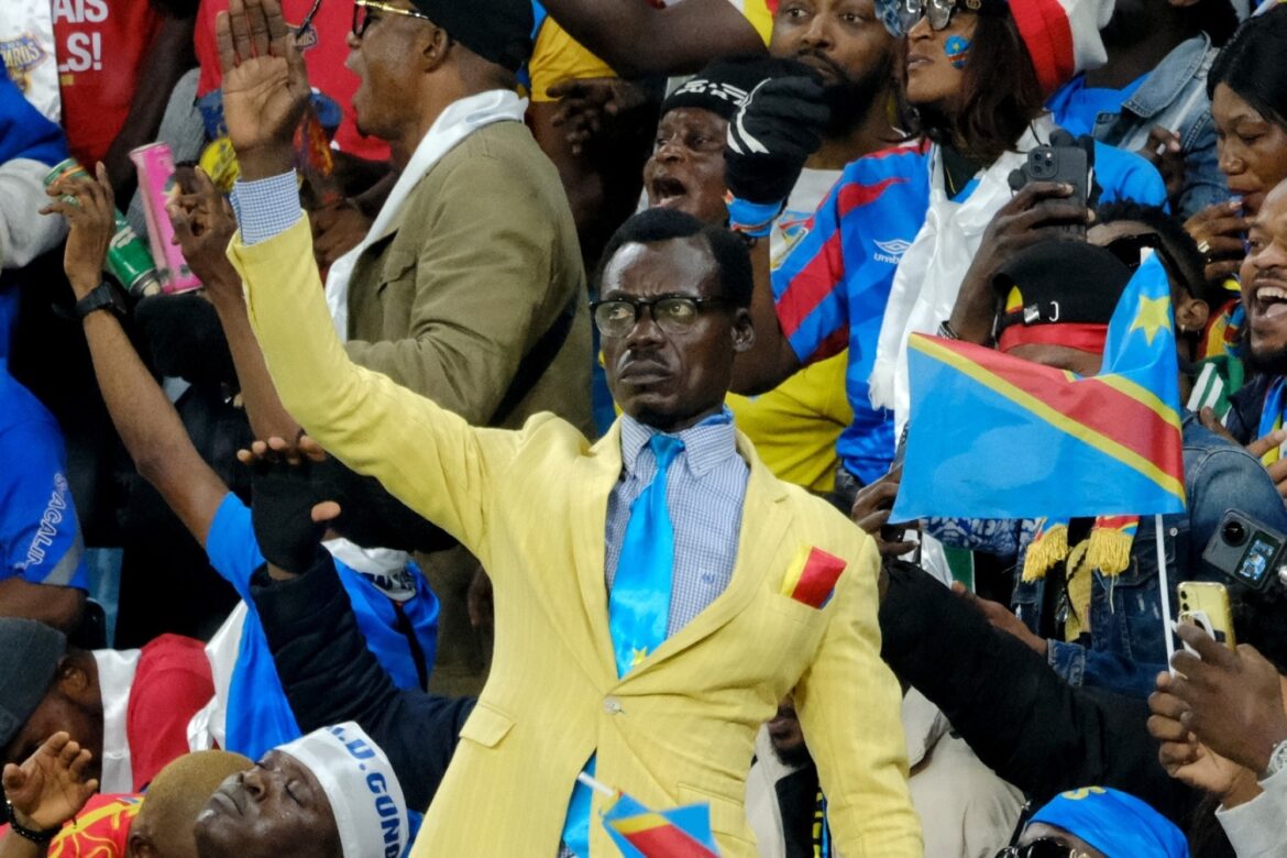 torcedor-da-rd-congo-fica-imovel-e-vira-estatua-por-90-minutos