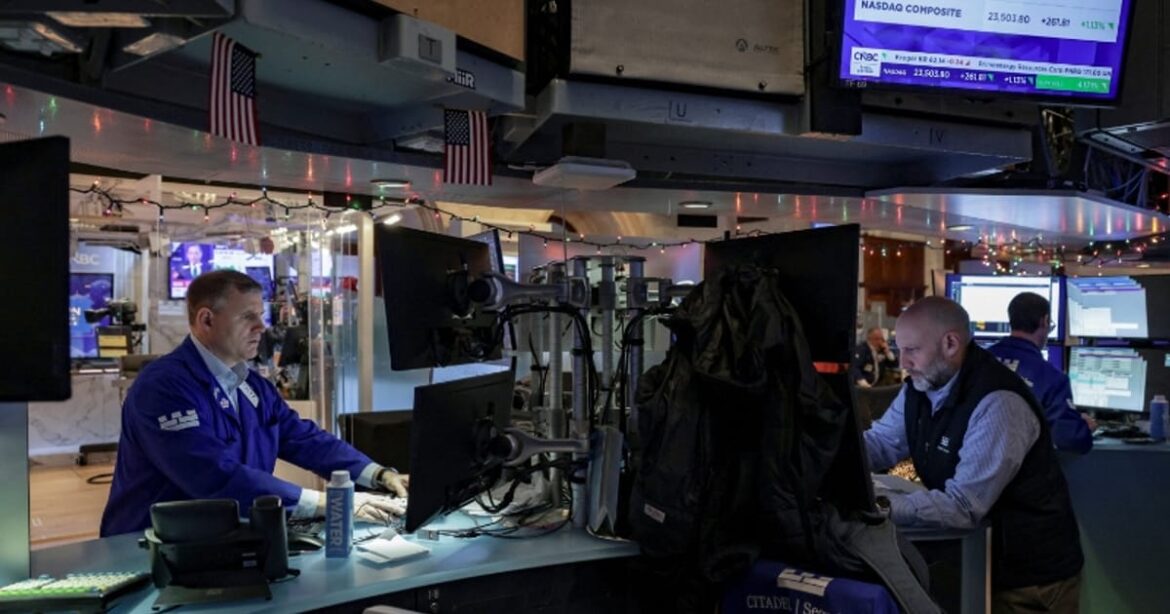 dow-jones-sobe-na-1a-sessao-de-2026,-mas-ainda-sem-‘alta-do-papai-noel’