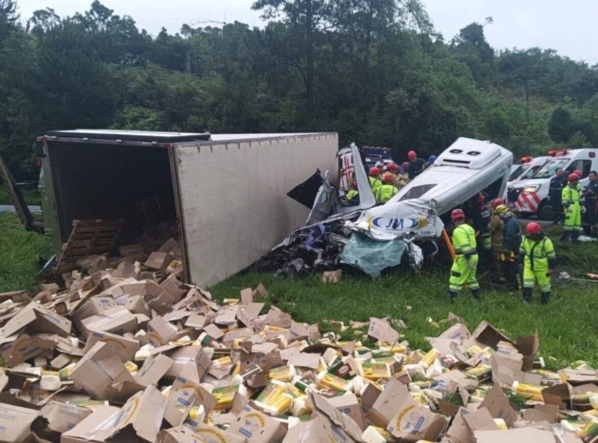 pr:-tentativa-de-assalto-a-caminhao-termina-em-acidente-com-6-mortos