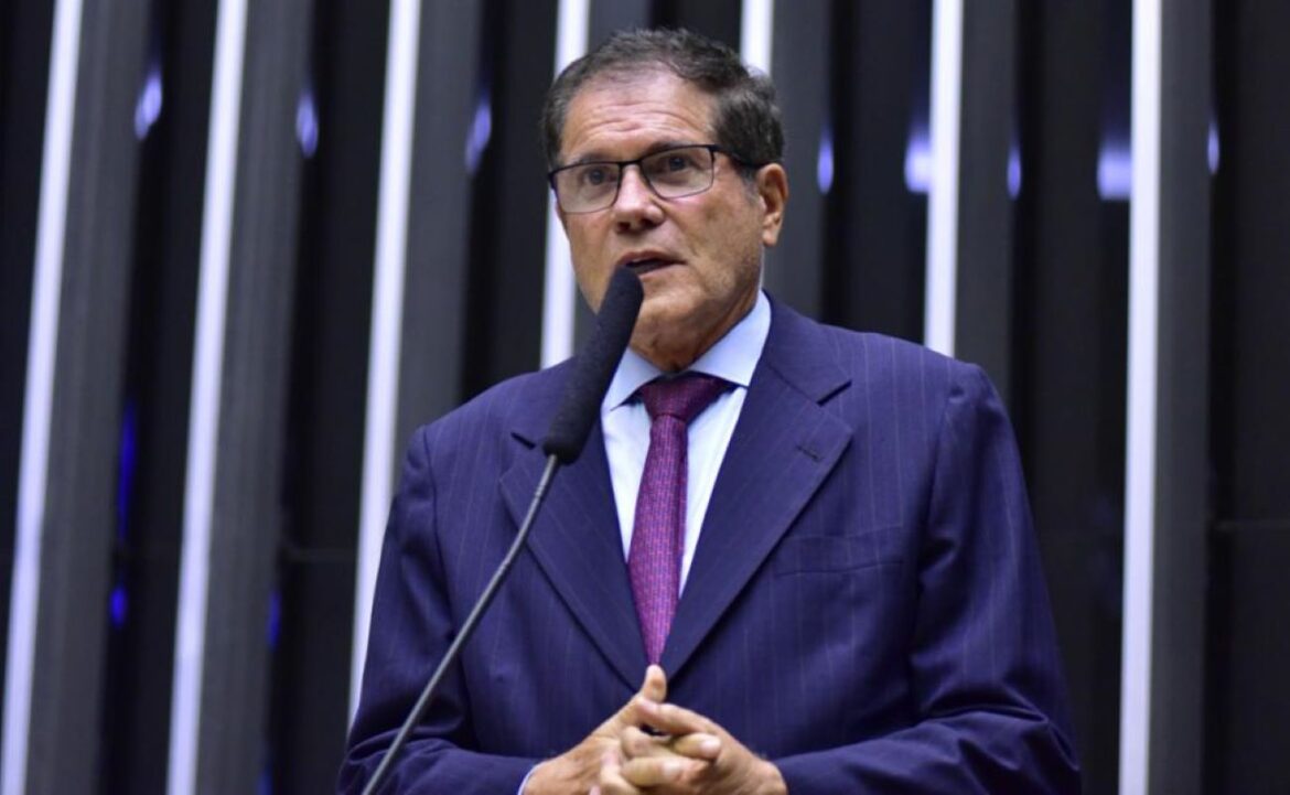 deputado-envia-r$-1-milhao-em-emenda-para-erguer-estatua-no-meio-do-nada