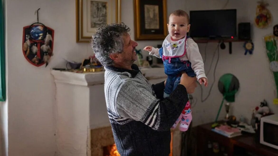 vila-na-italia-comemora-o-nascimento-de-primeiro-bebe-em-30-anos