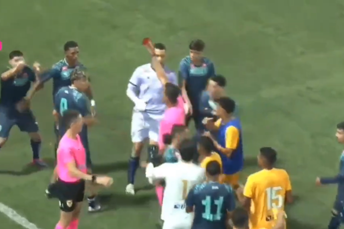tecnico-do-brasiliense-leva-bolada-em-jogo-da-copinha-e-e-expulso.-veja-video