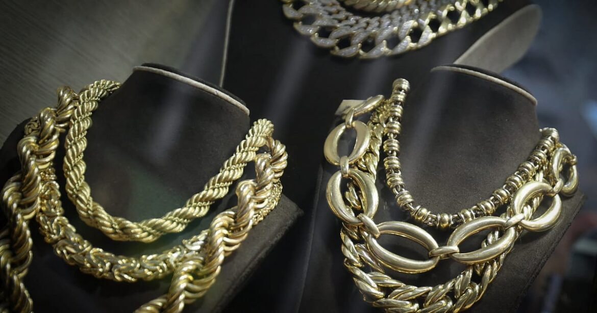 ouro-e-prata-ampliam-perdas-apos-aumento-da-margem-da-cme-estimular-vendas