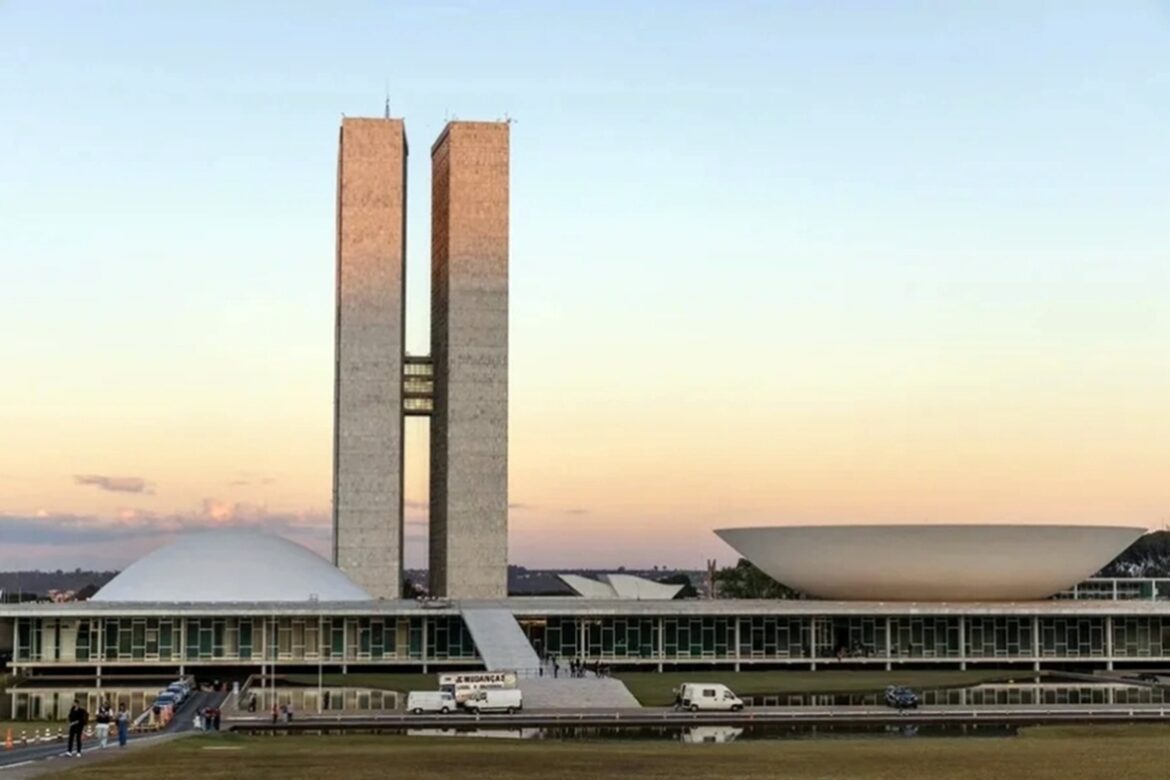 deputados-propoem-proibir-redes-sociais-para-menores-de-16-anos