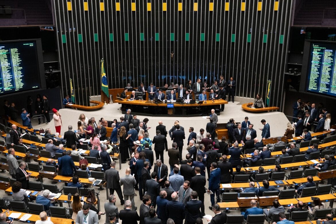 camara-aprova-novo-penduricalho-e-salarios-podem-chegar-a-r$-77-mil