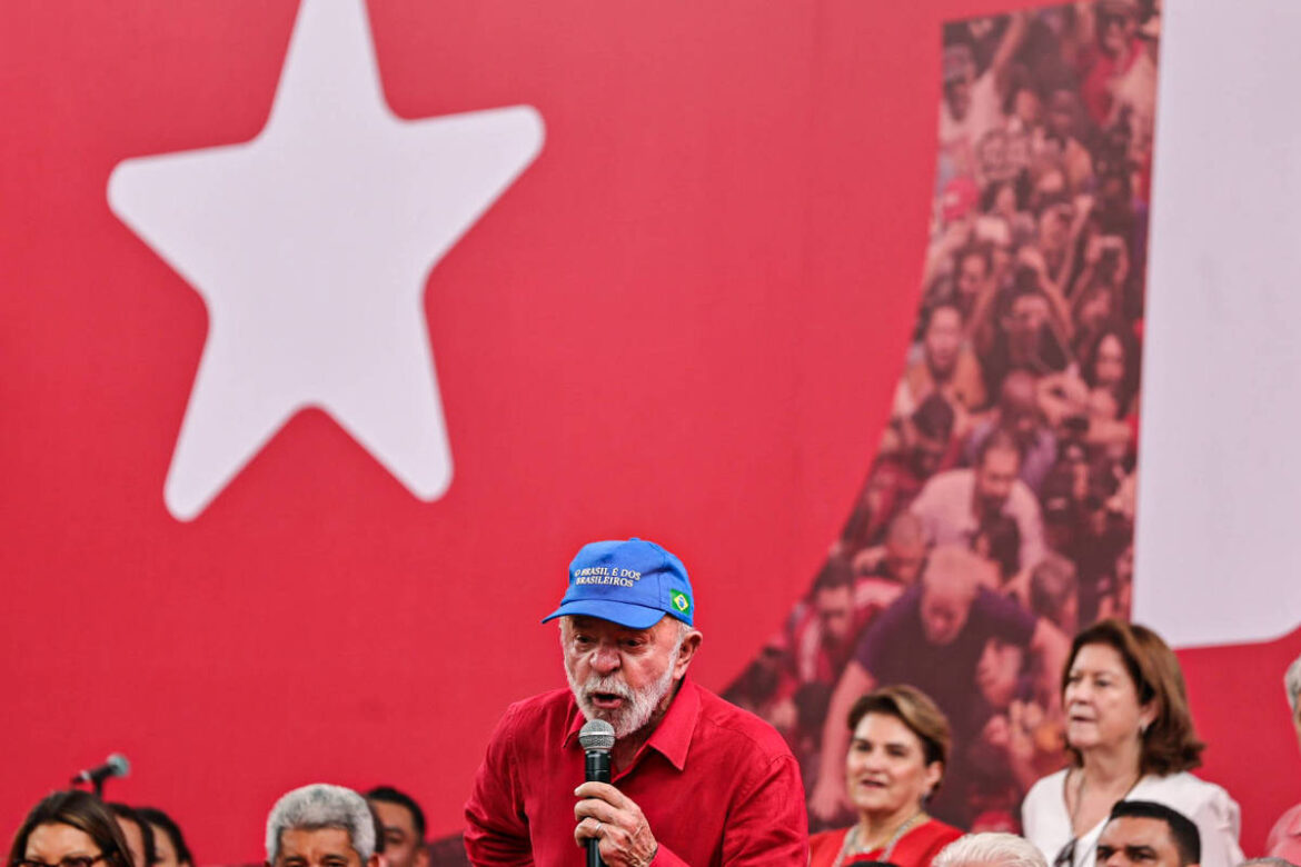 lula-cobra-pt-em-festa,-diz-que-politica-apodreceu-e-que-partido-nao-pode-ir-para-a-vala-comum